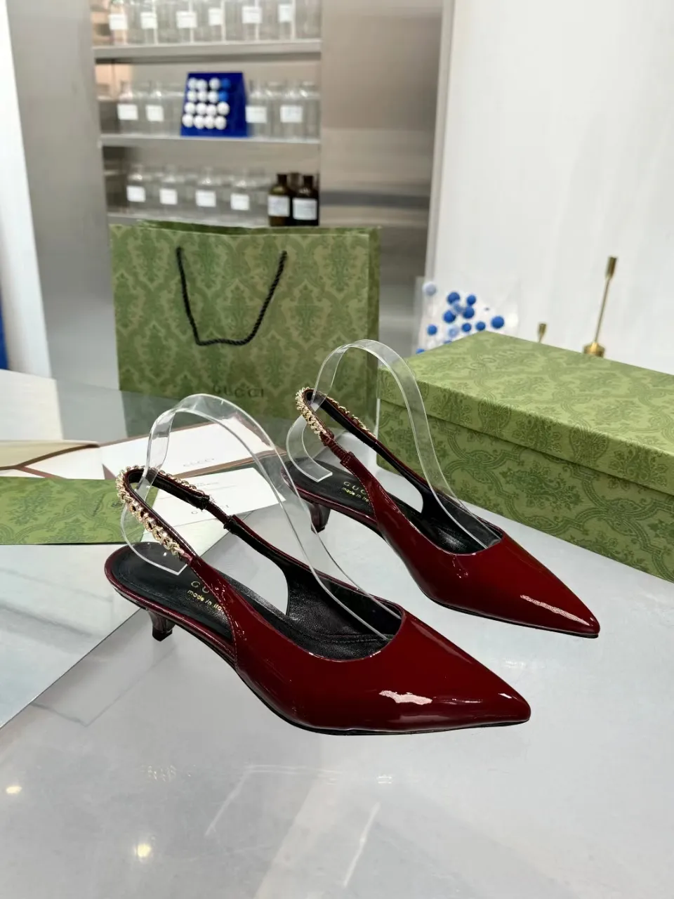 👟👟Ex-factory price 440👟👟 (genuine leather sole +40) Gucci Signoria pumps are named after the central square of Florence, recreating the classic and elegant style of the birthplace of the brand. Combining shiny patent leather with a pointed toe, these shoes are embellished with Gucci's signature chain, adding a stylish edge to your new season wardrobe. Upper: Made of first-layer imported patent cowhide/sheepskin lining. Outsole: rubber non-slip outsole/genuine leather outsole. Size: 35-42 (34/41 42 customized, non-refundable)